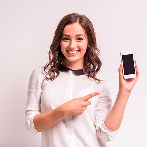 Laboratorio de celulares mujer contenta con su celular como nuevo funcionando