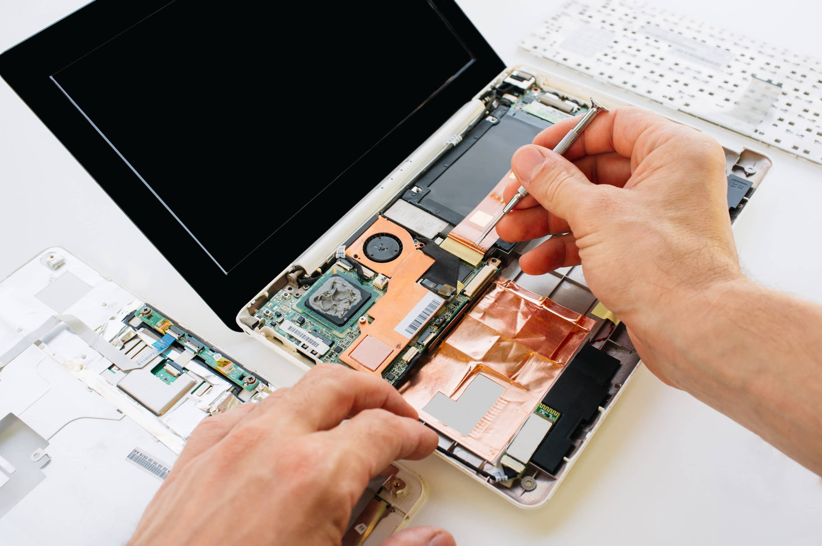 Reparación de laptops reparacion de computadoras manos de un técnico usando su herramienta en un dispositivo