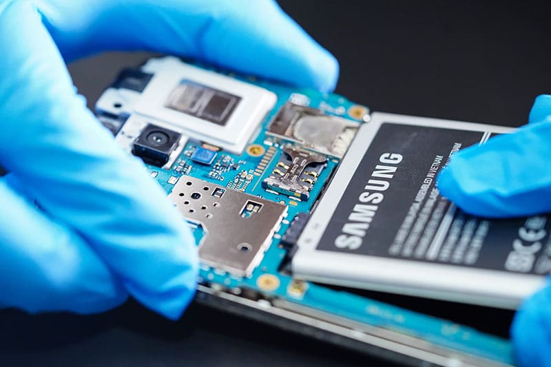 reparacion de celulares reparación de celulares android samsung reparación de samsung guantes azules pila celular abierto