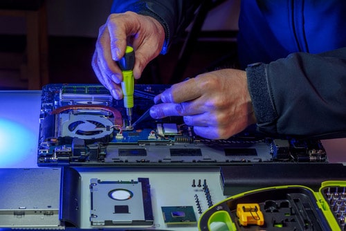Reparación de Laptops laptop abierta laptop rota técnicos reparando