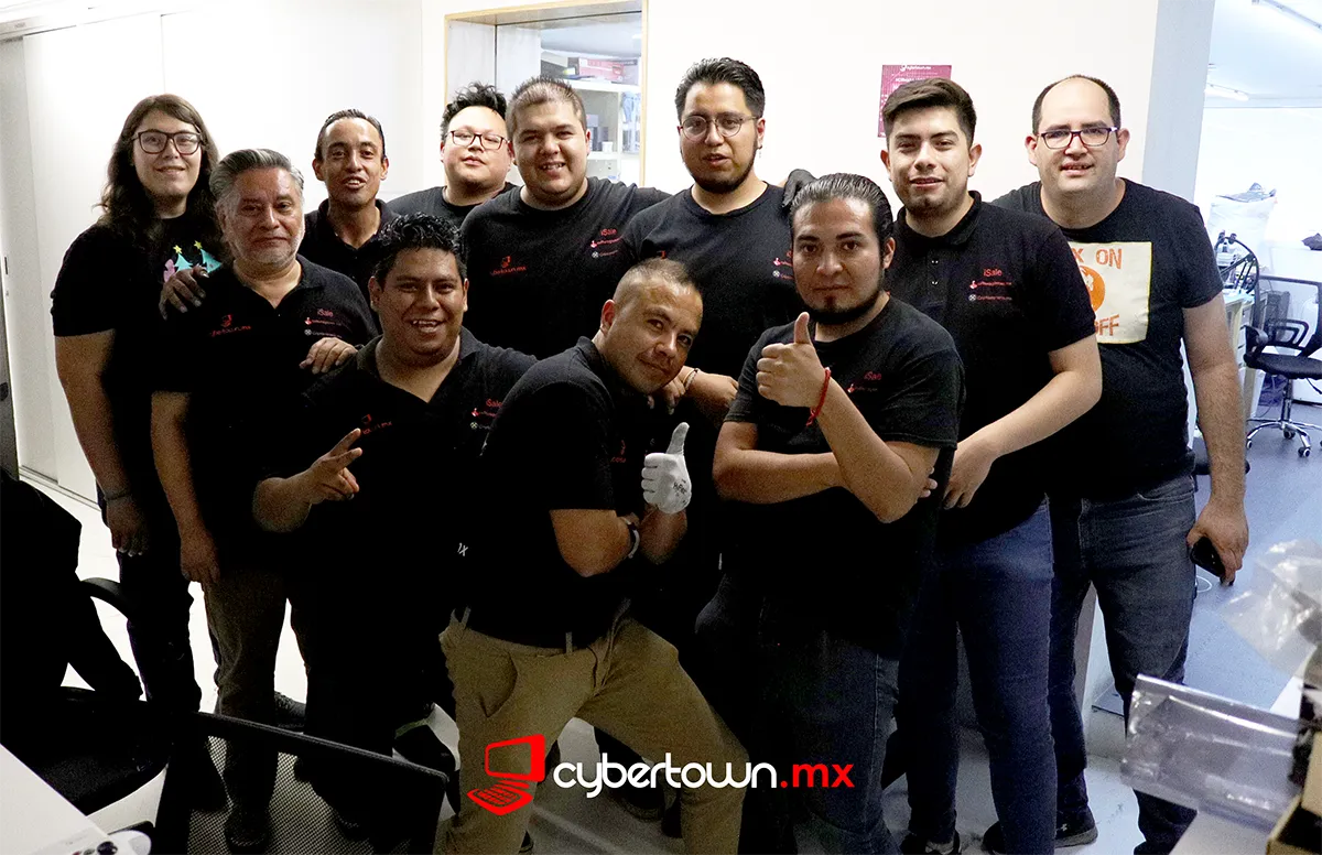 Cybertown equipo de técnicos expertos en reparación de consolas de videojuegos computadoras y celulares 