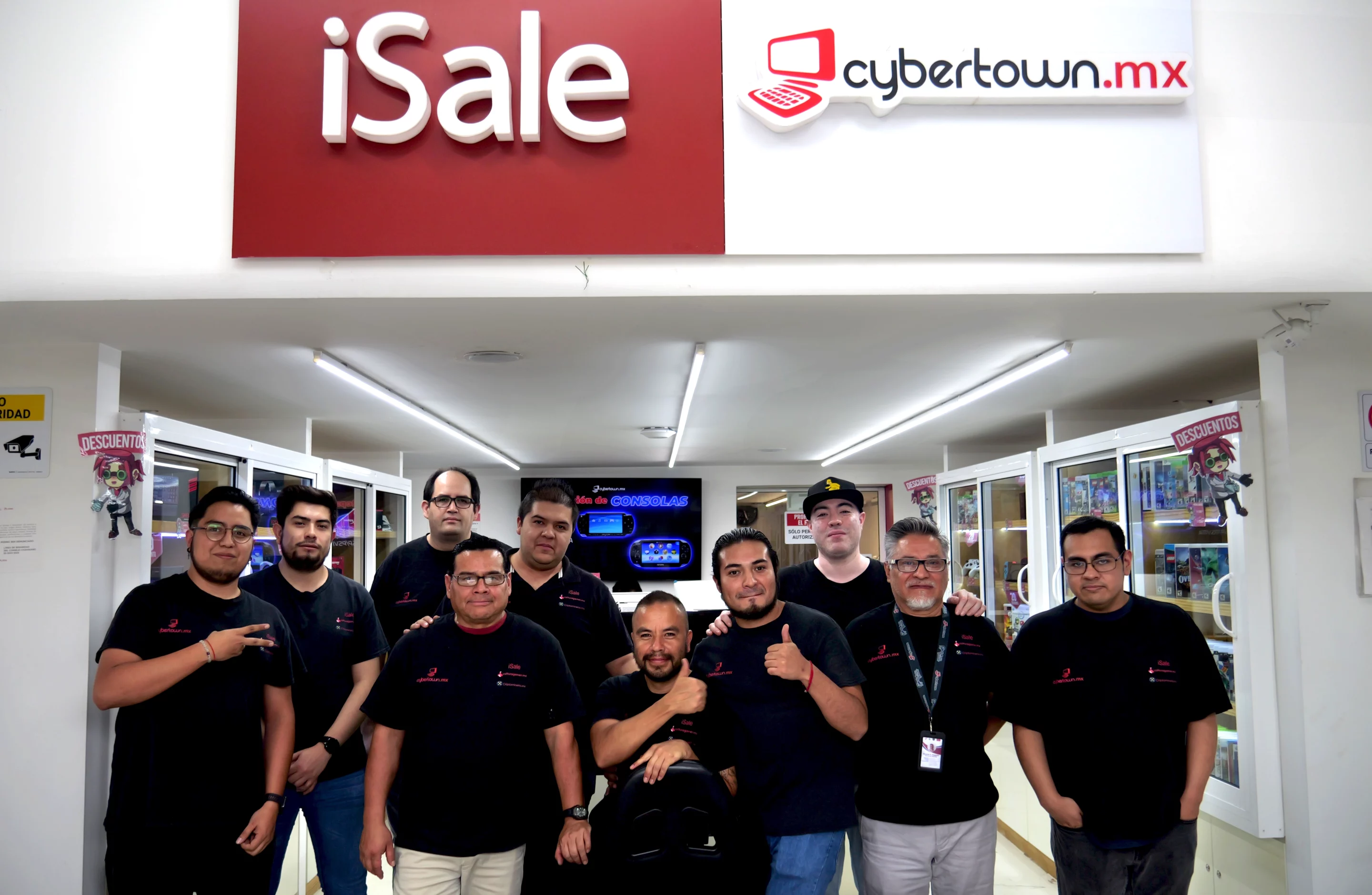 equipo_completo_de_técnicos_cybertown_ Cybertown equipo de técnicos expertos en reparación de consolas de videojuegos computadoras y celulares