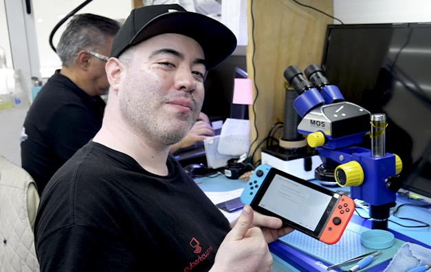 técnico_de_cybertown_reparando_nintendo Reparación-de-Nintendo-Switch-en-Cybertown-laboratorio-especializado-cdmx-méxico